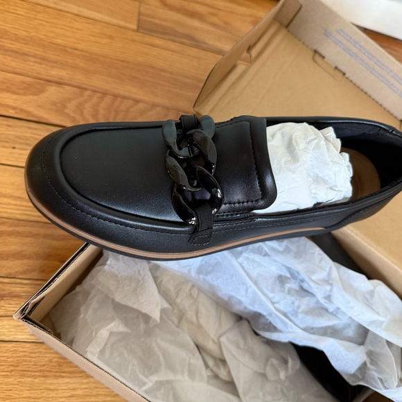 NWT Clarks Black Loafers with Glossy Chain Accent - Picture 14 of 16